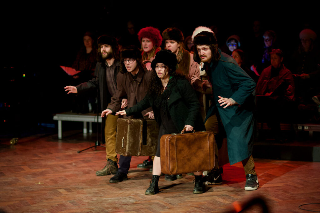 foto een groep toneelspelers in kostuum op het podium