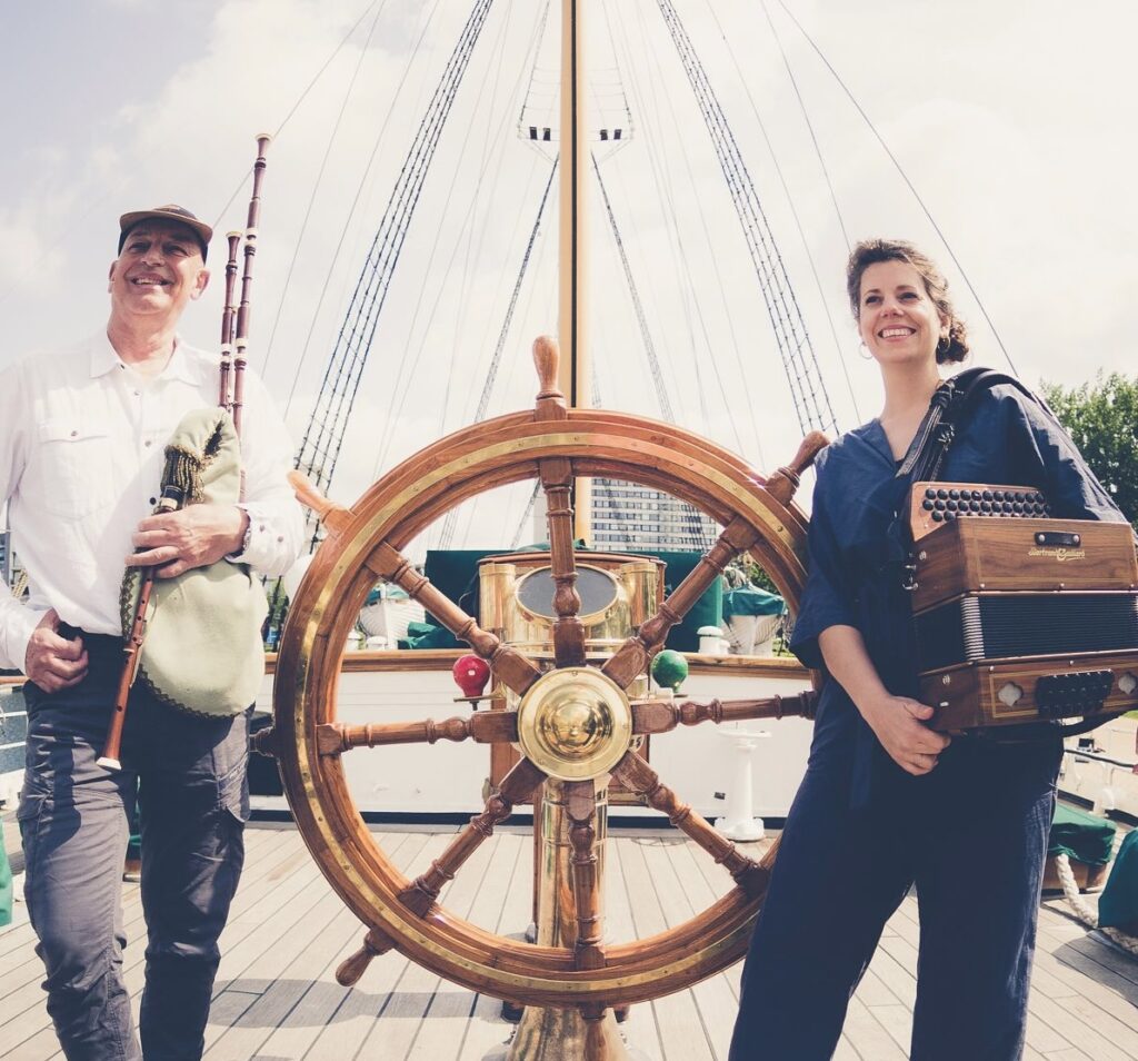 Onironesia Persfoto zonder tekst. B duo Bauweraerts Van Hees op een boot, naast het stuur