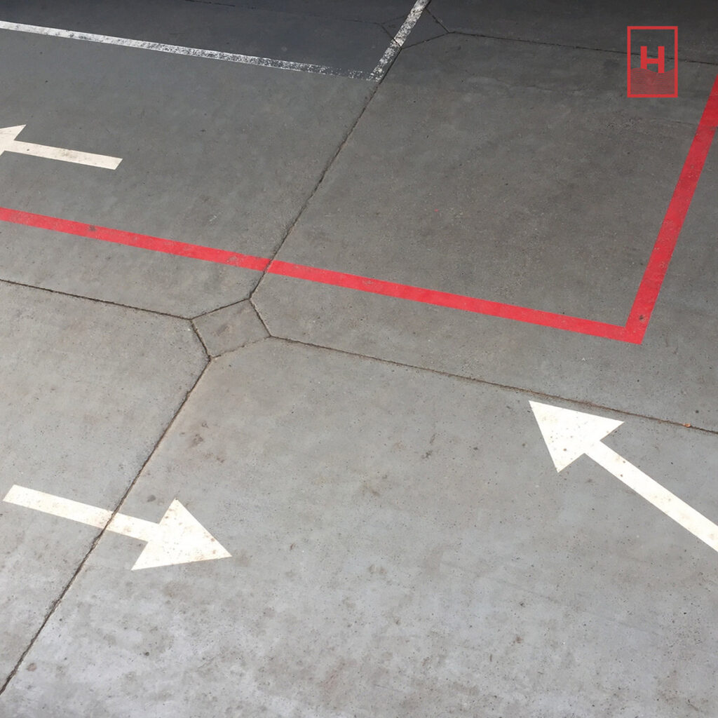 foto van betonnen ondergrond met witte en rode geschilderde pijlen in verschillende richtingen